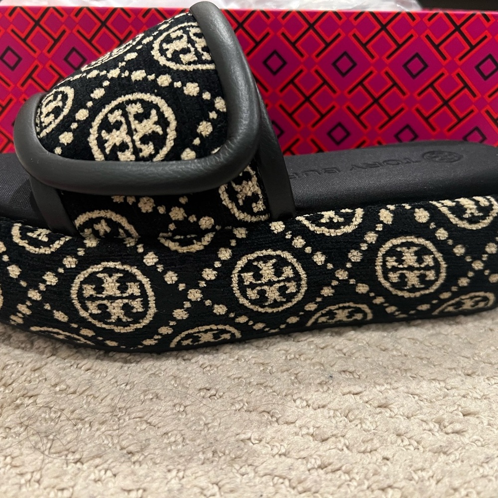 TORY BURCH
T Monogram Bubble Slide
Sandal In Black New Cream
